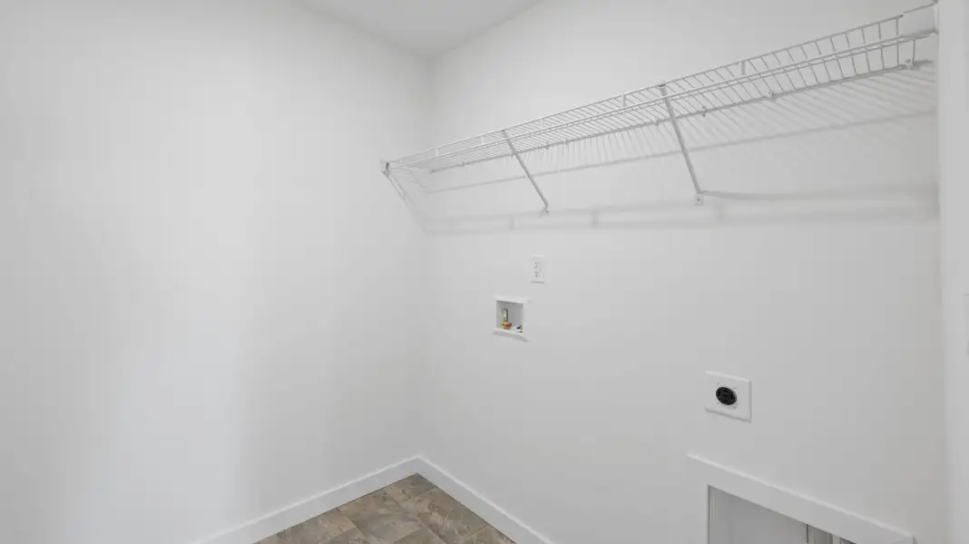 Spacious, unfurnished interior of a new home in Lone Oaks Farm, Cleveland (Image 23).