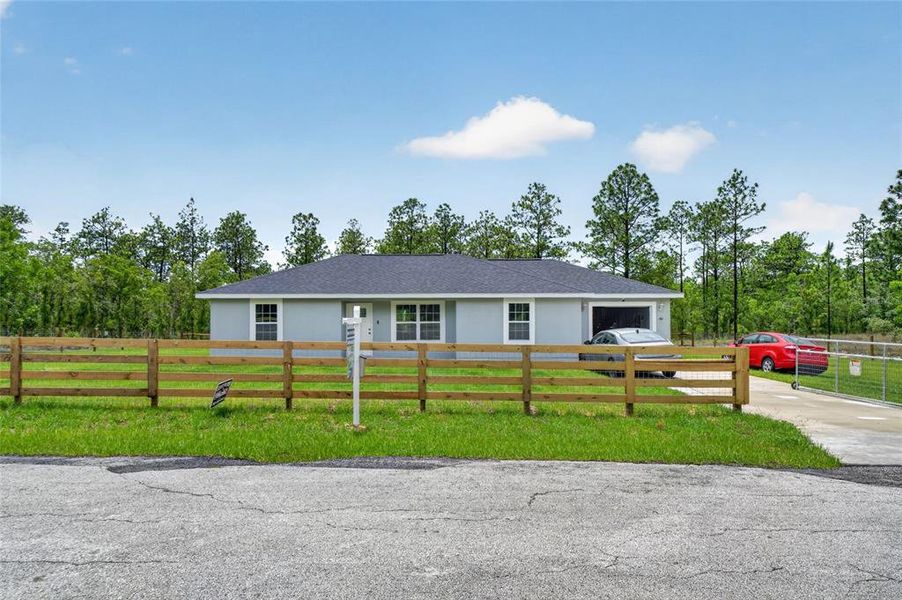 Exterior details and patio area of a home in , Dunnellon (Image 3).