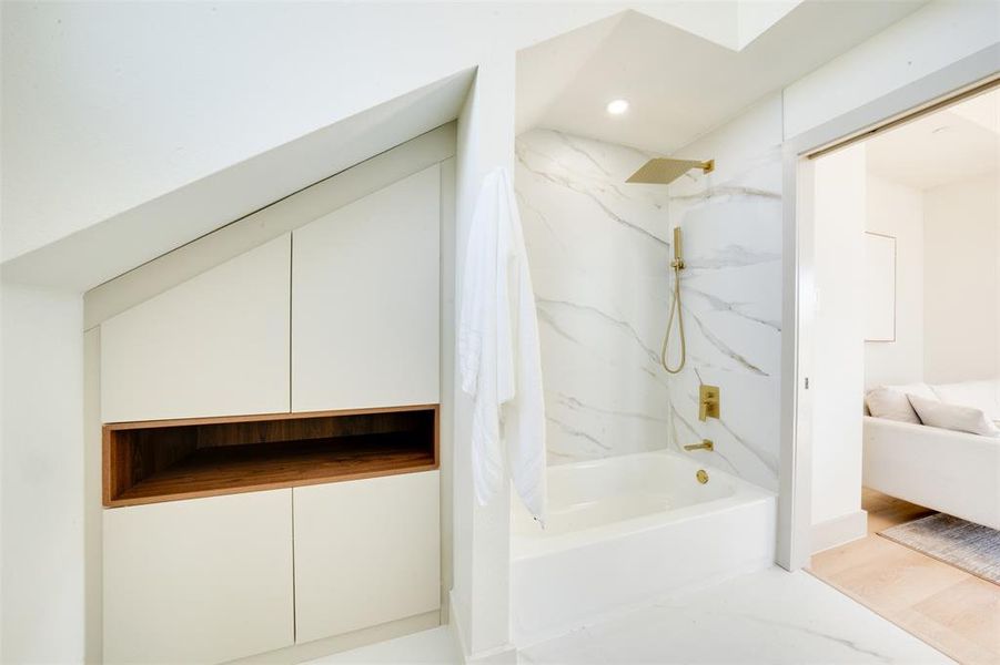 Bathroom featuring tiled shower / bath and wood-type flooring