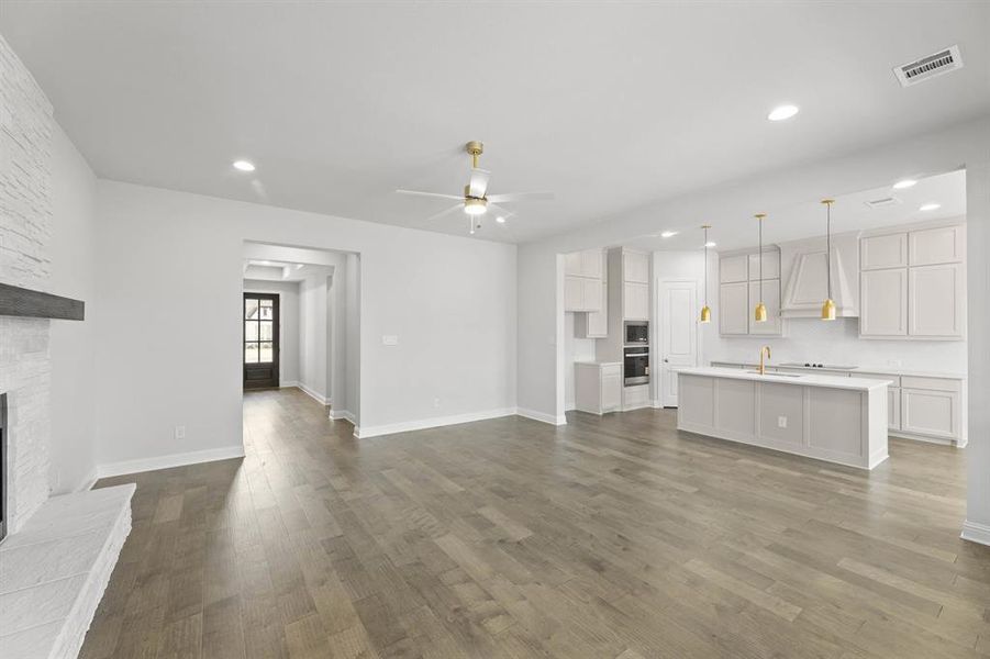 4805 Nomad-Living Room-2