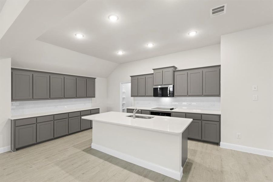 12. 6208 Havature - Kitchen (2)