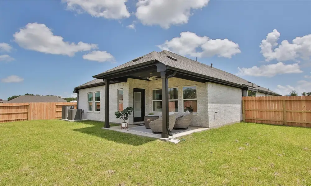 Exterior details and patio area of a home in Ellis Cove, Seabrook (Image 3).