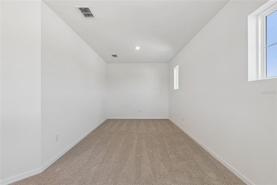 Spacious, unfurnished interior of a new home in Eastlyn, Bradenton (Image 13).