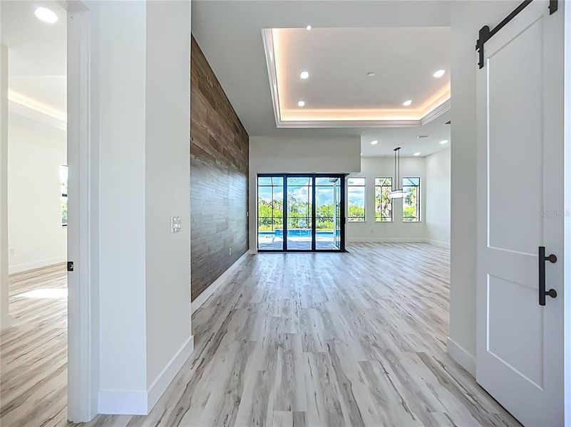 HALLWAY/FOYER HALLWAY/FOYER