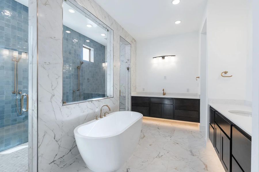 Lynmar II E Primary bath