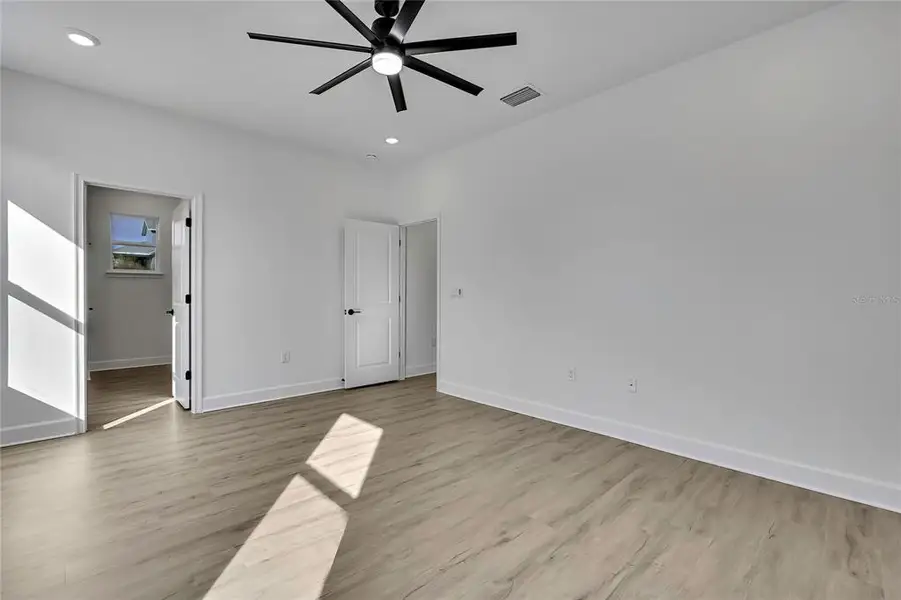 Spacious, unfurnished interior of a new home in , Weeki Wachee (Image 33).