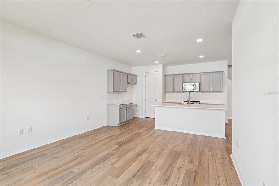 Spacious, unfurnished interior of a new home in , San Antonio (Image 17).