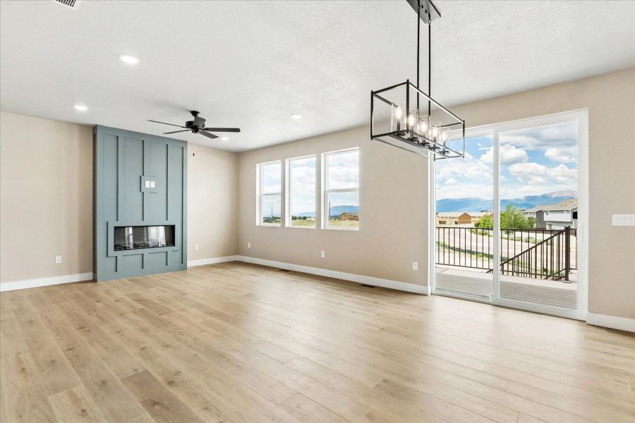 Spacious, unfurnished interior of a new home in Aspen Meadows, Colorado Springs (Image 16).
