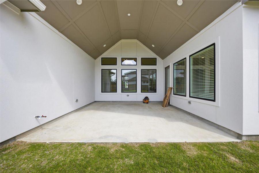 Large covered outdoor living area featuring vaulted ceilings