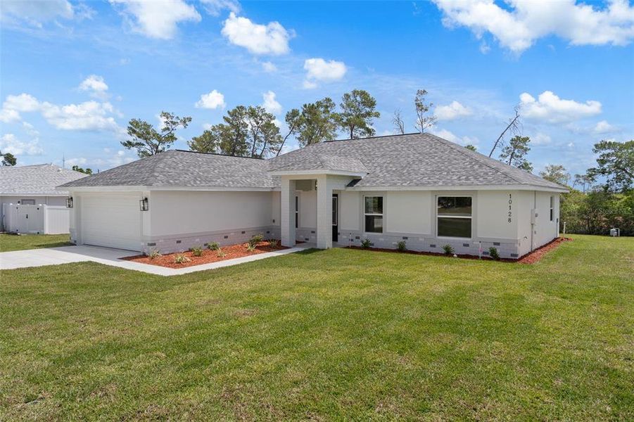 Exterior details and patio area of a home in , Weeki Wachee (Image 3).