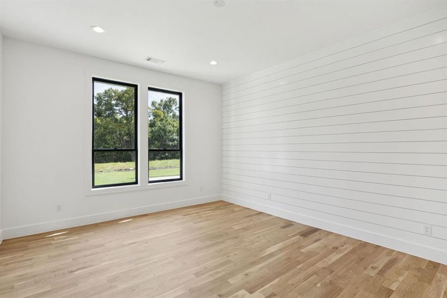 All the secondary bedroom are over-sized. All the secondary bedroom are over-sized.