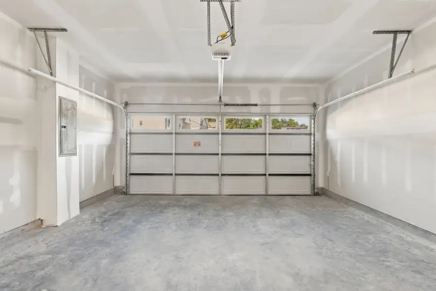 Spacious, unfurnished interior of a new home in Laurelwood Park, Gallatin (Image 25).