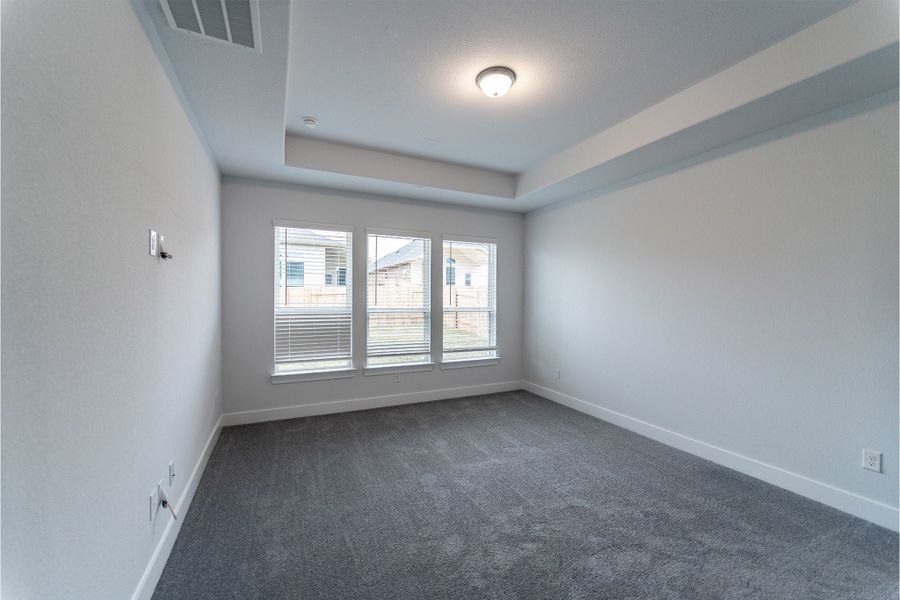 Spacious, unfurnished interior of a new home in Sunfield, Buda (Image 18).