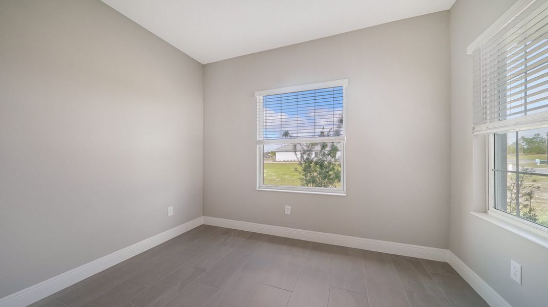 Spacious, unfurnished interior of a new home in Windward, Sarasota (Image 31).