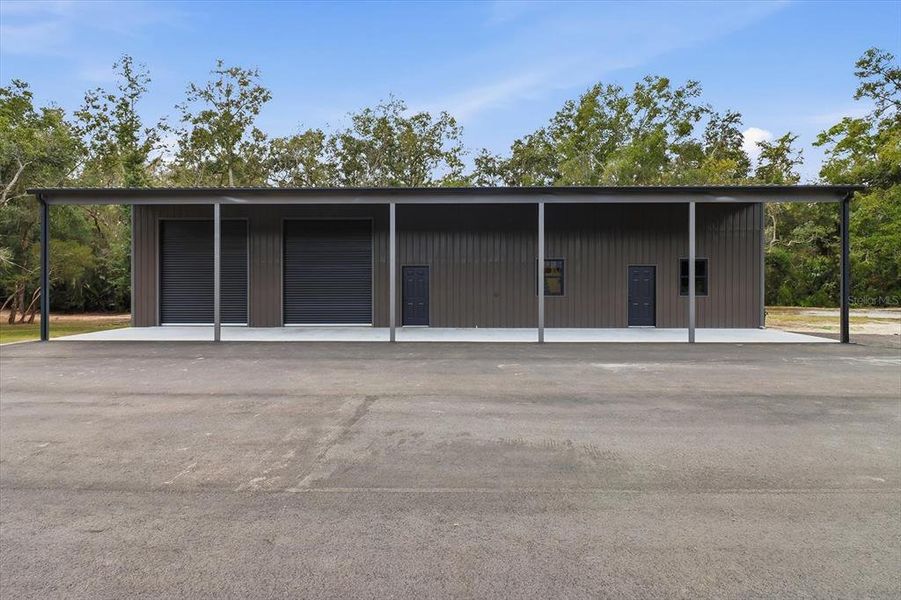 Exterior details and patio area of a home in , Inglis (Image 4).
