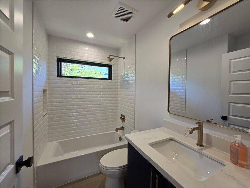 Secondary bathroom with a tub. Secondary bathroom with a tub.