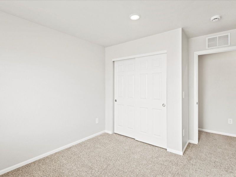 Spacious, unfurnished interior of a new home in Lake Bluff, Greeley (Image 17).