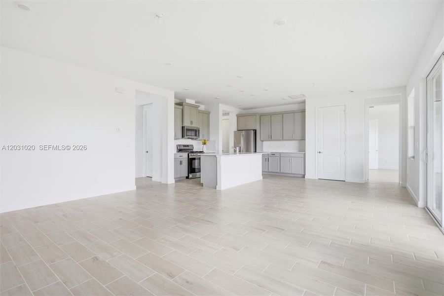 Spacious, unfurnished interior of a new home in Arden, Loxahatchee (Image 43).
