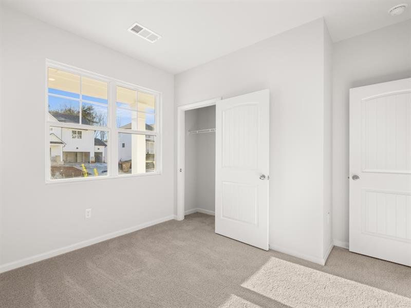 Spacious, unfurnished interior of a new home in Falcon Landing, Gainesville (Image 14).