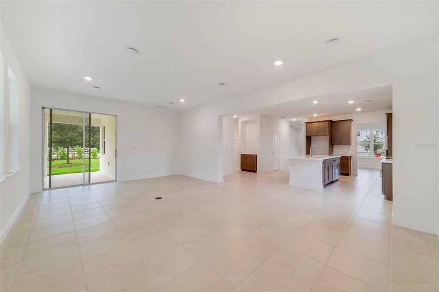 Spacious, unfurnished interior of a new home in Estates at Lake Jesup, Sanford (Image 19).