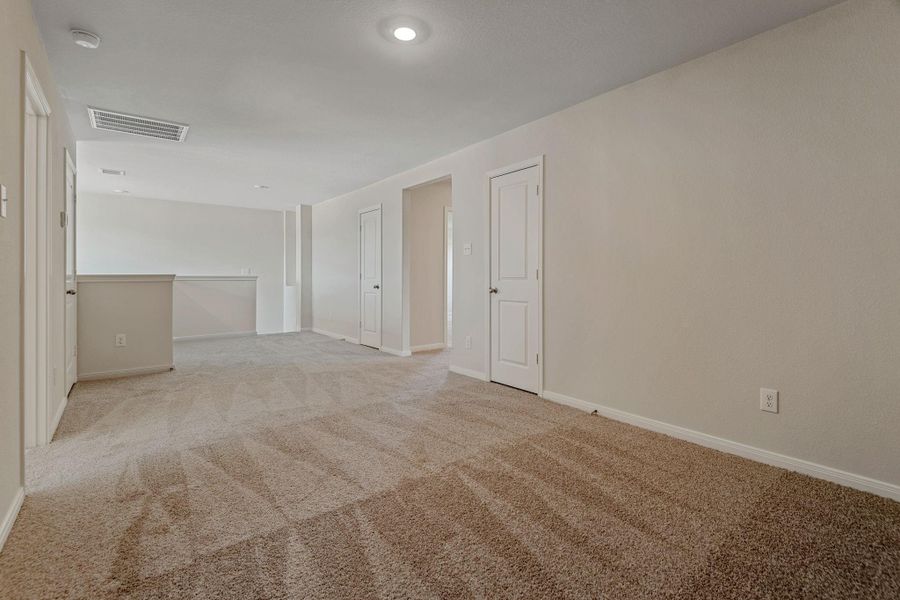 Spacious, unfurnished interior of a new home in Sweetwater Ridge, Conroe (Image 16).