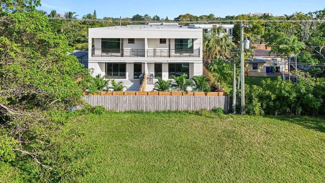 Exterior details and patio area of a home in , Fort Lauderdale (Image 18).
