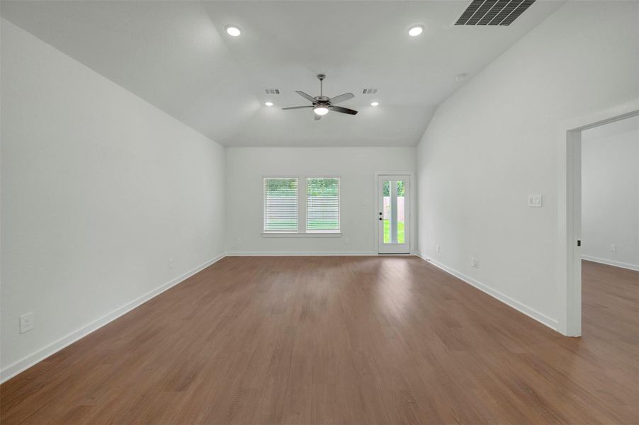 Spacious, unfurnished interior of a new home in Sorella, Tomball (Image 24).