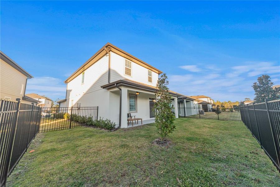 Exterior details and patio area of a home in Reunion Village, Kissimmee (Image 4).