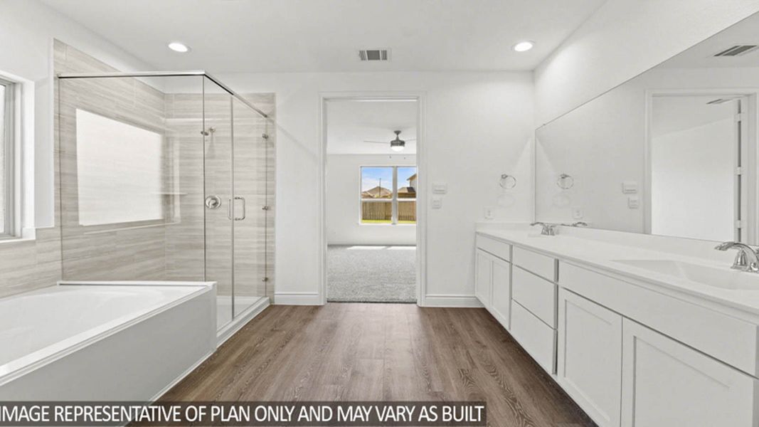 Representative unfurnished interior of a home built from the 2803 by D.R. Horton in River Ranch Estates, Dayton (Image 16).