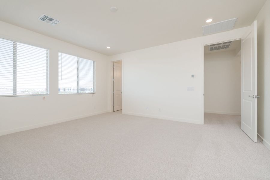 Spacious, unfurnished interior of a new home in Terraza, San Tan Valley (Image 25).