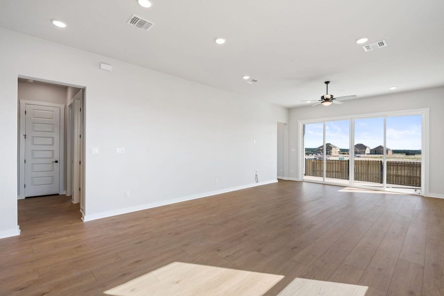 Spacious, unfurnished interior of a new home in Lariat, Liberty Hill (Image 27).