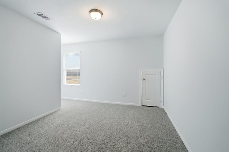 Spacious, unfurnished interior of a new home in The Pines at Seven Coves, Willis (Image 19).