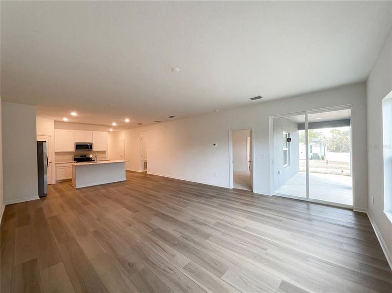 Spacious, unfurnished interior of a new home in Grand Park, Dunnellon (Image 12).