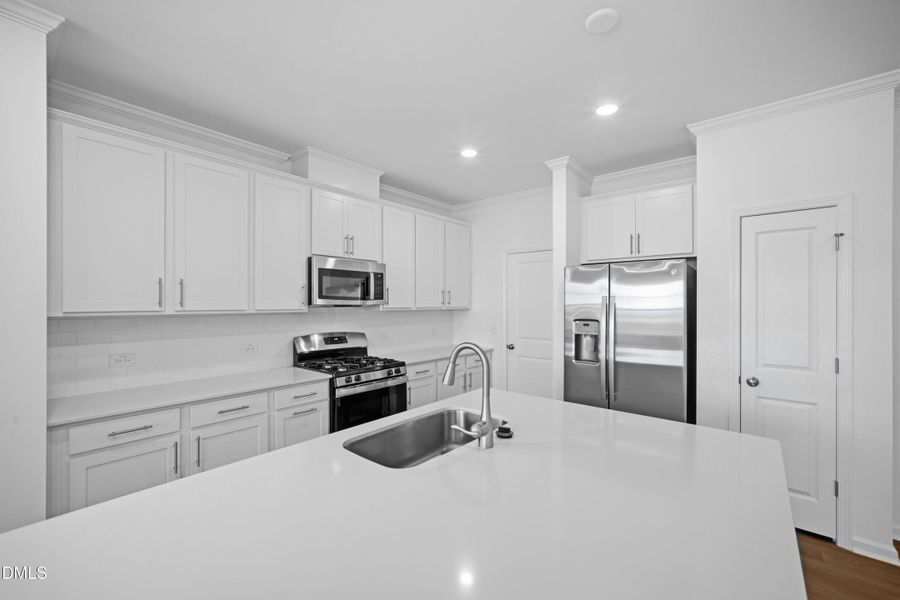 SUN_Everlee_Pic_CarsonII_QMI_230_Kitchen