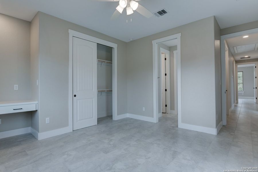 Spacious, unfurnished interior of a new home in , Bandera (Image 14).