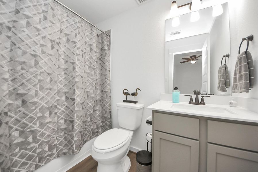 Secondary en-suite bathroom