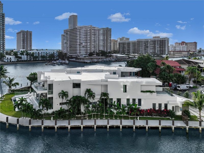 Condo located in Hallandale Beach, FL showcasing its design and architecture (Image 28).