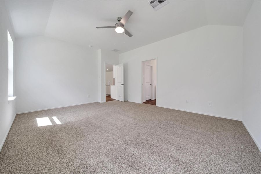 Spacious, unfurnished interior of a new home in Williams Reserve East, Conroe (Image 10).