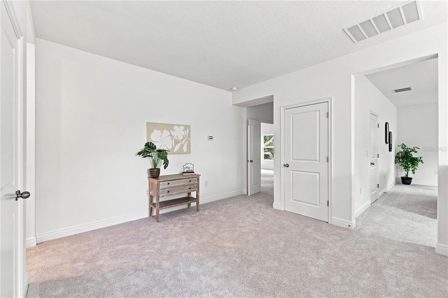Spacious, unfurnished interior of a new home in , Tampa (Image 26).