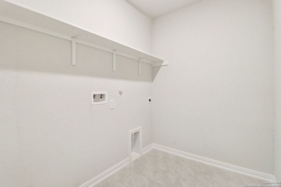 Spacious, unfurnished interior of a new home in Fox Falls, Boerne (Image 25). Spacious, unfurnished interior of a new home in Fox Falls, Boerne (Image 25).