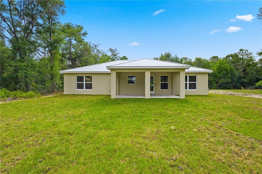 Exterior details and patio area of a home in , Ocklawaha (Image 16).