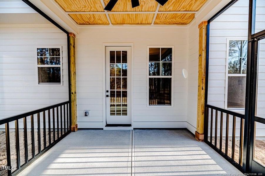 Screened porch off breakfast area