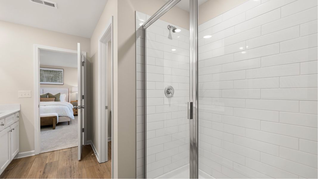 7653 Portland Owners Bath 2of2 F2 Base2 081225