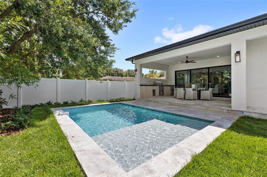 Exterior details and patio area of a home in , Orlando (Image 3).