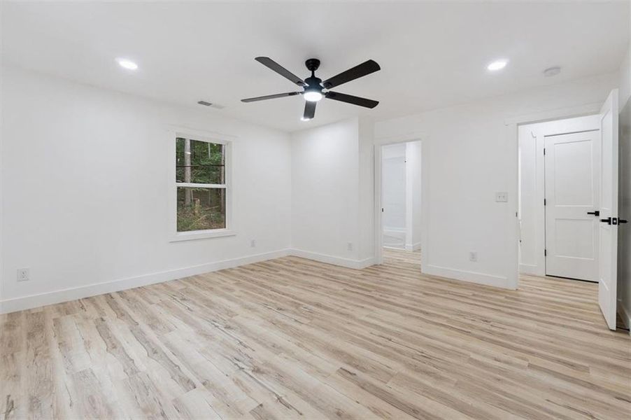 Spacious, unfurnished interior of a new home in , Gainesville (Image 19).