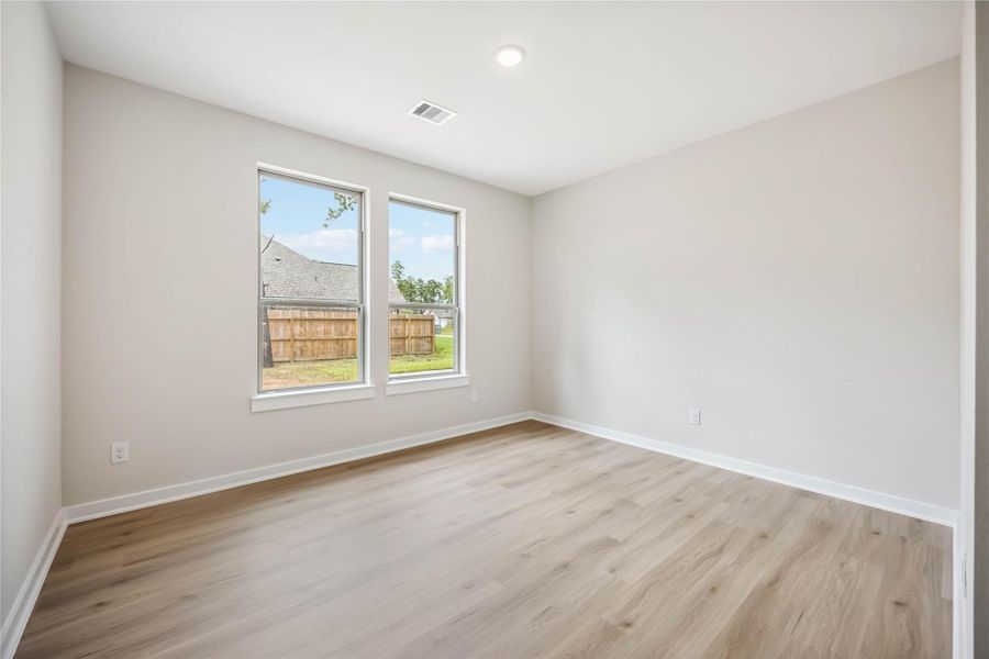 Spacious, unfurnished interior of a new home in Deer Pines, Conroe (Image 15).