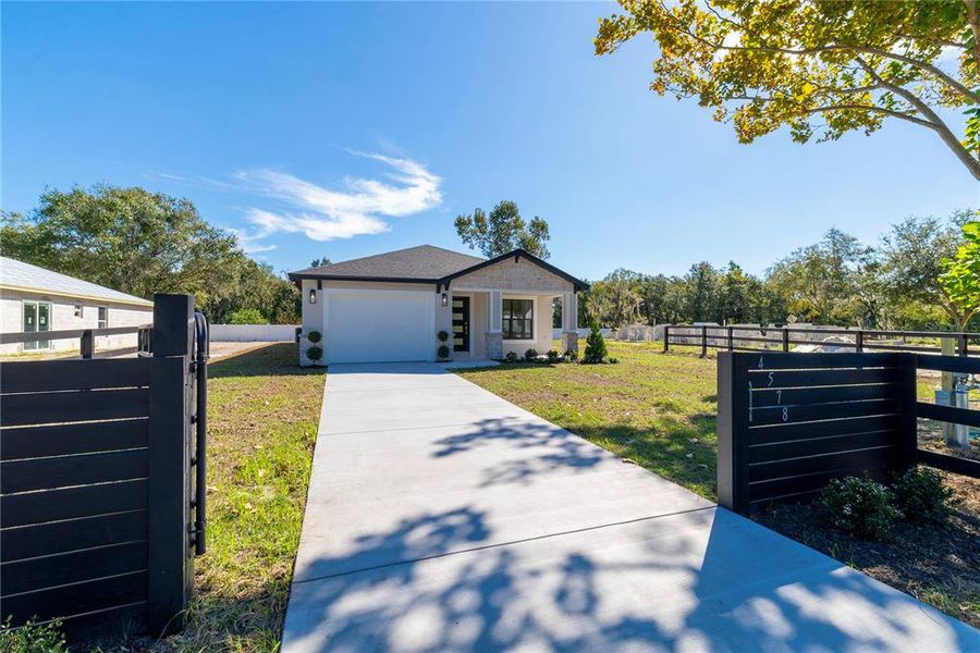 Exterior details and patio area of a home in , Lakeland (Image 29).