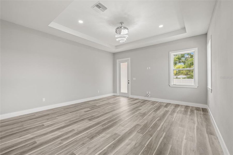Spacious, unfurnished interior of a new home in , Tampa (Image 18).