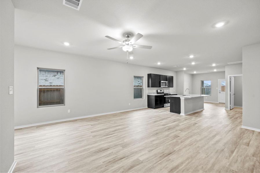 Spacious, unfurnished interior of a new home in Creekhaven, Rosharon (Image 15).