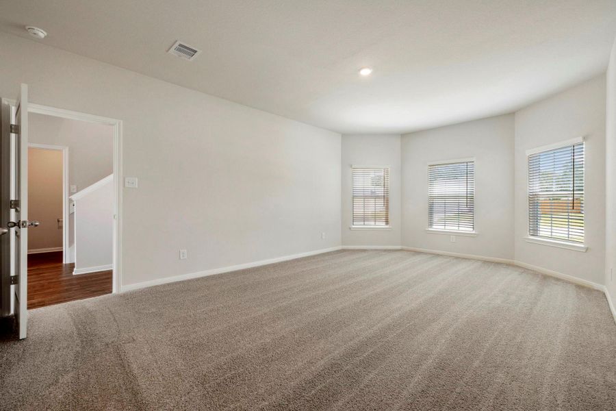 Spacious, unfurnished interior of a new home in Pinewood Trails, Cleveland (Image 16).